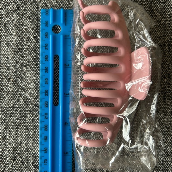 NIP Matte Jumbo Hair Clip - Picture 5 of 5